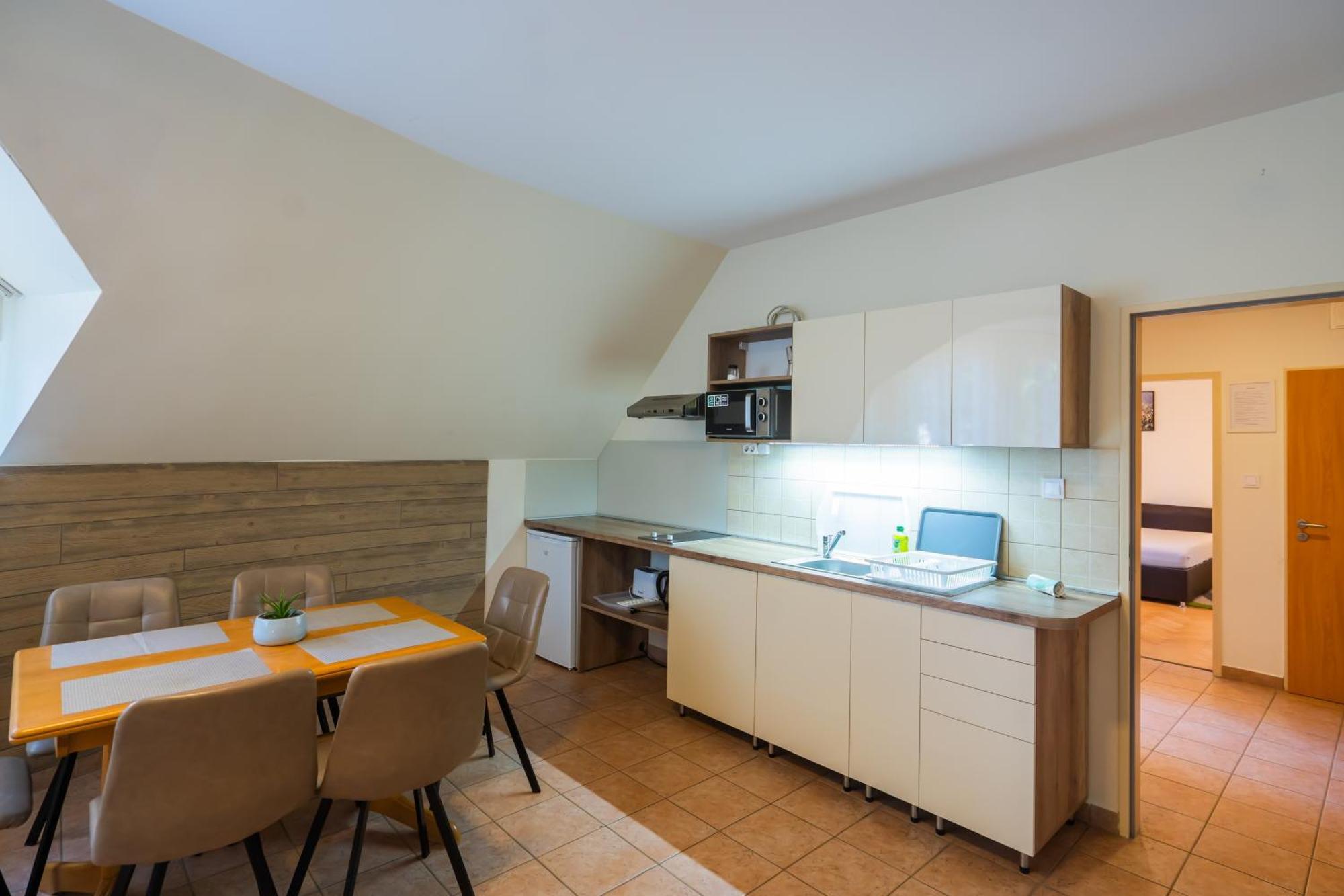 Apartment Kuenszler Apartmanhaz Zamardi